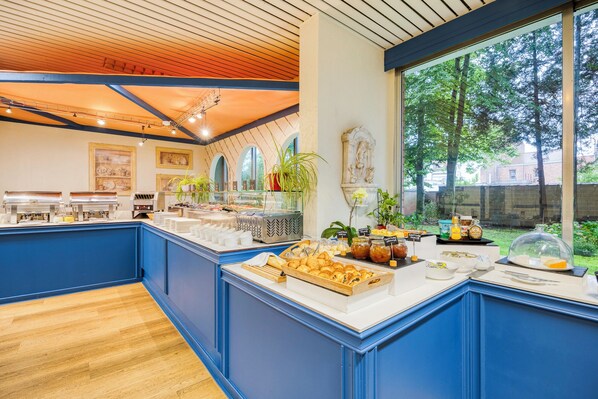 Daily buffet breakfast (EUR 19 per person) - First Euroflat Hotel (Brussels)