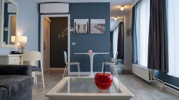 ห้องจูเนียร์สวีท | ห้องนั่งเล่น | ทีวีจอแบน