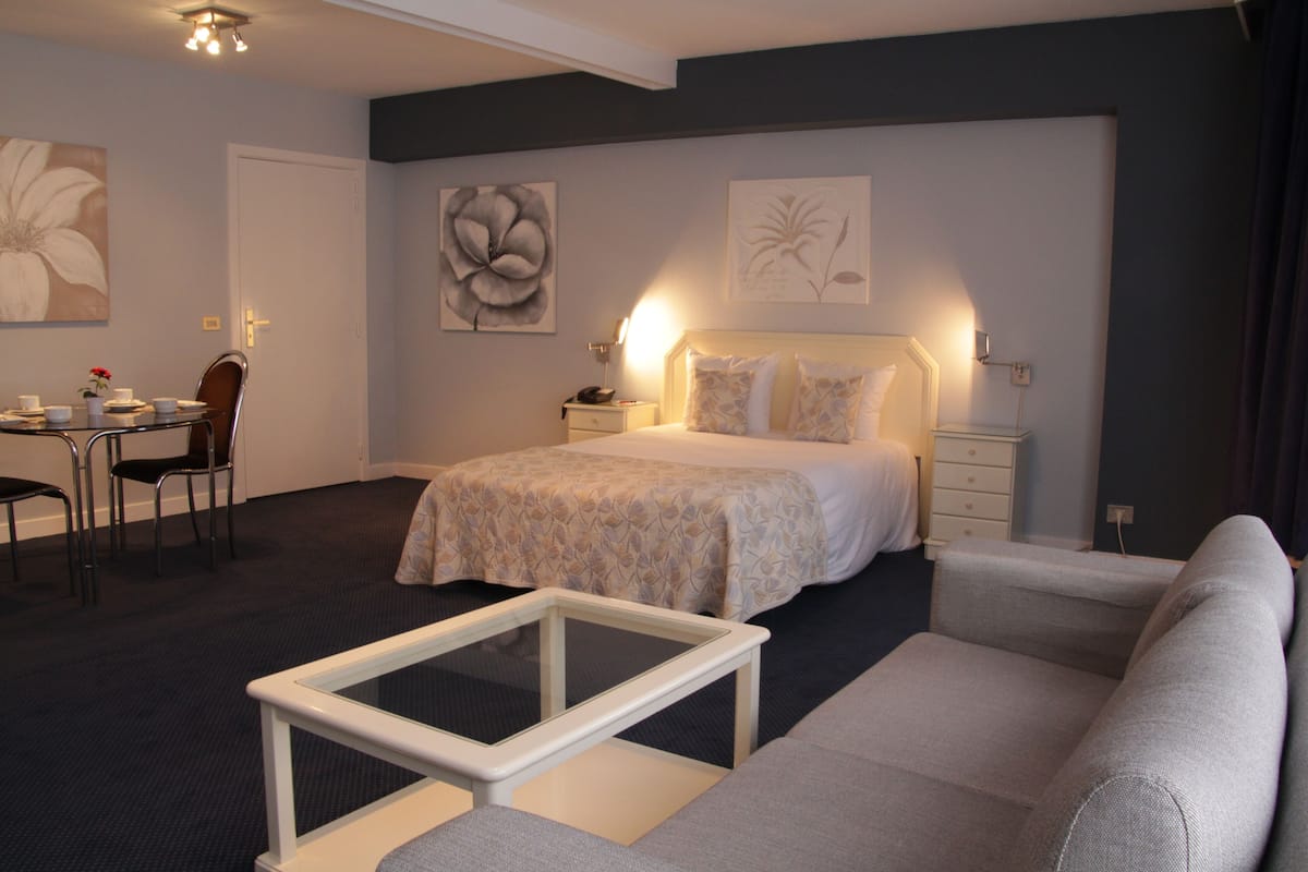 Bureau, espace de travail pour ordinateurs portables