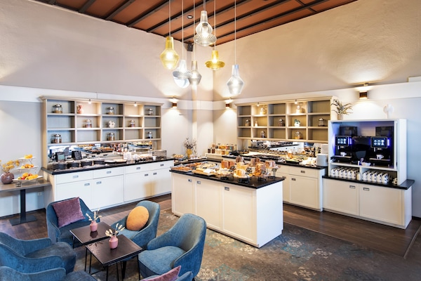 Desayuno completo diario (EUR 24.50 por persona)