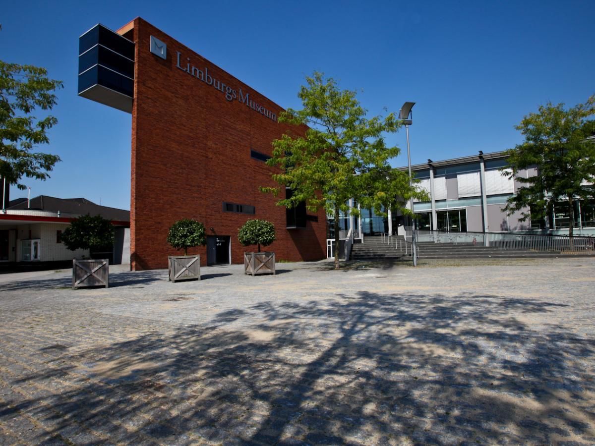 Un edificio con un cartel que dice "Linburgs Museum".