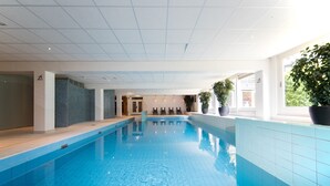 An indoor swimming pool with tiled walls and a clear blue pool. - Bilderberg De Bovenste Molen Hotel (Venlo)
