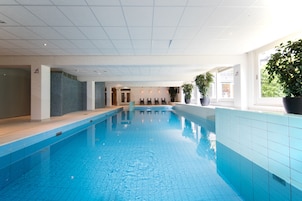 Indoor pool, sun loungers