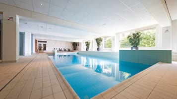 Indoor pool, sun loungers