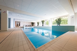 Piscine intérieure, chaises longues