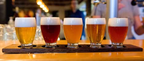 Un bar con copas de cerveza alineadas.