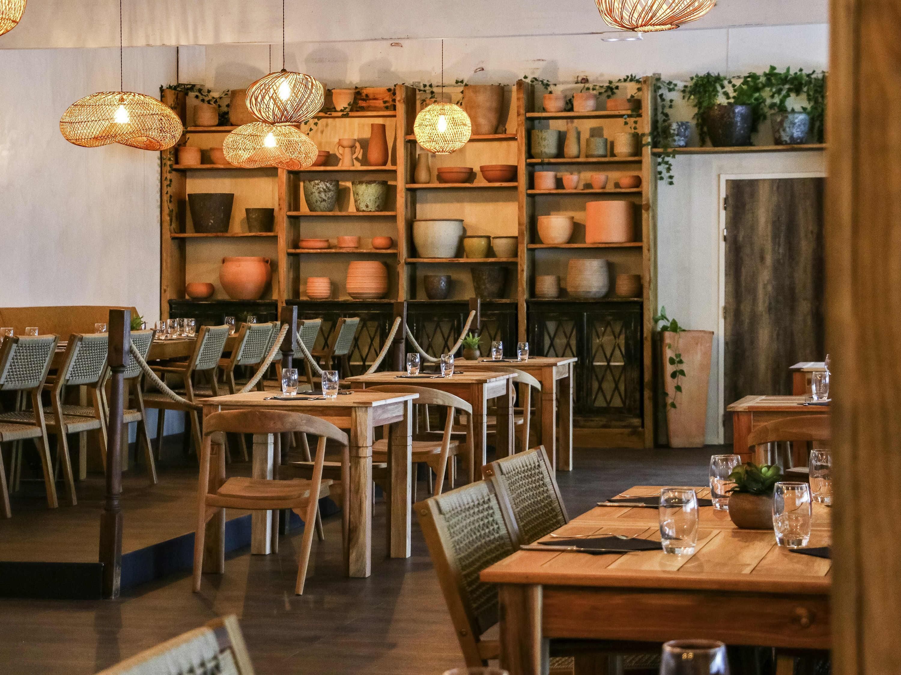 供应午餐和晚餐，法国菜，泳池景观