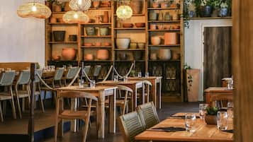 Serveert lunch, diner, Franse gerechten, uitzicht op het zwembad