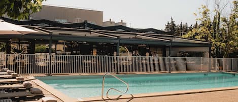 Una piscina al aire libre de temporada