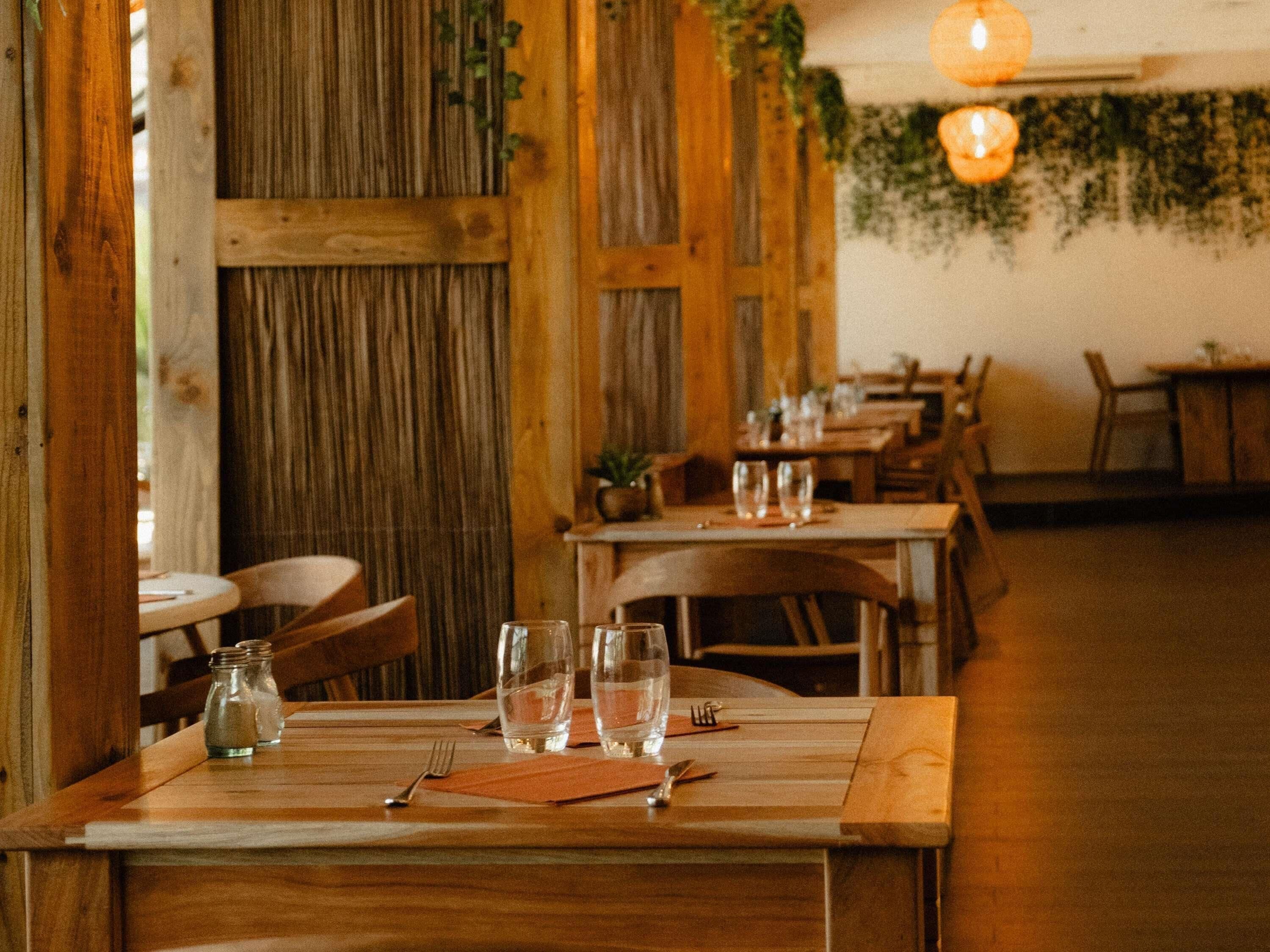 Déjeuner et dîner servis sur place, vue sur la piscine 
