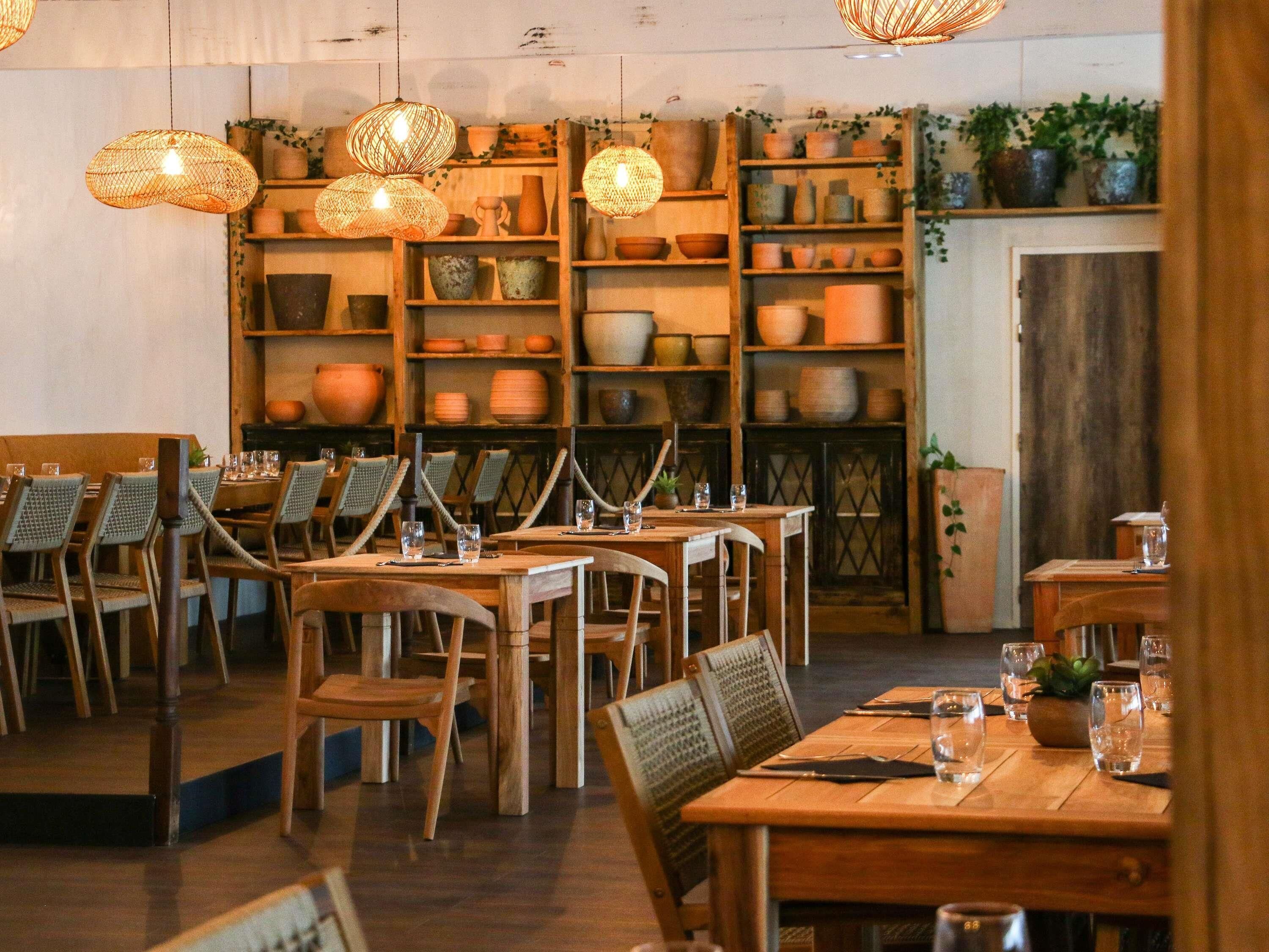 Serveert lunch, diner, Franse gerechten, uitzicht op het zwembad 