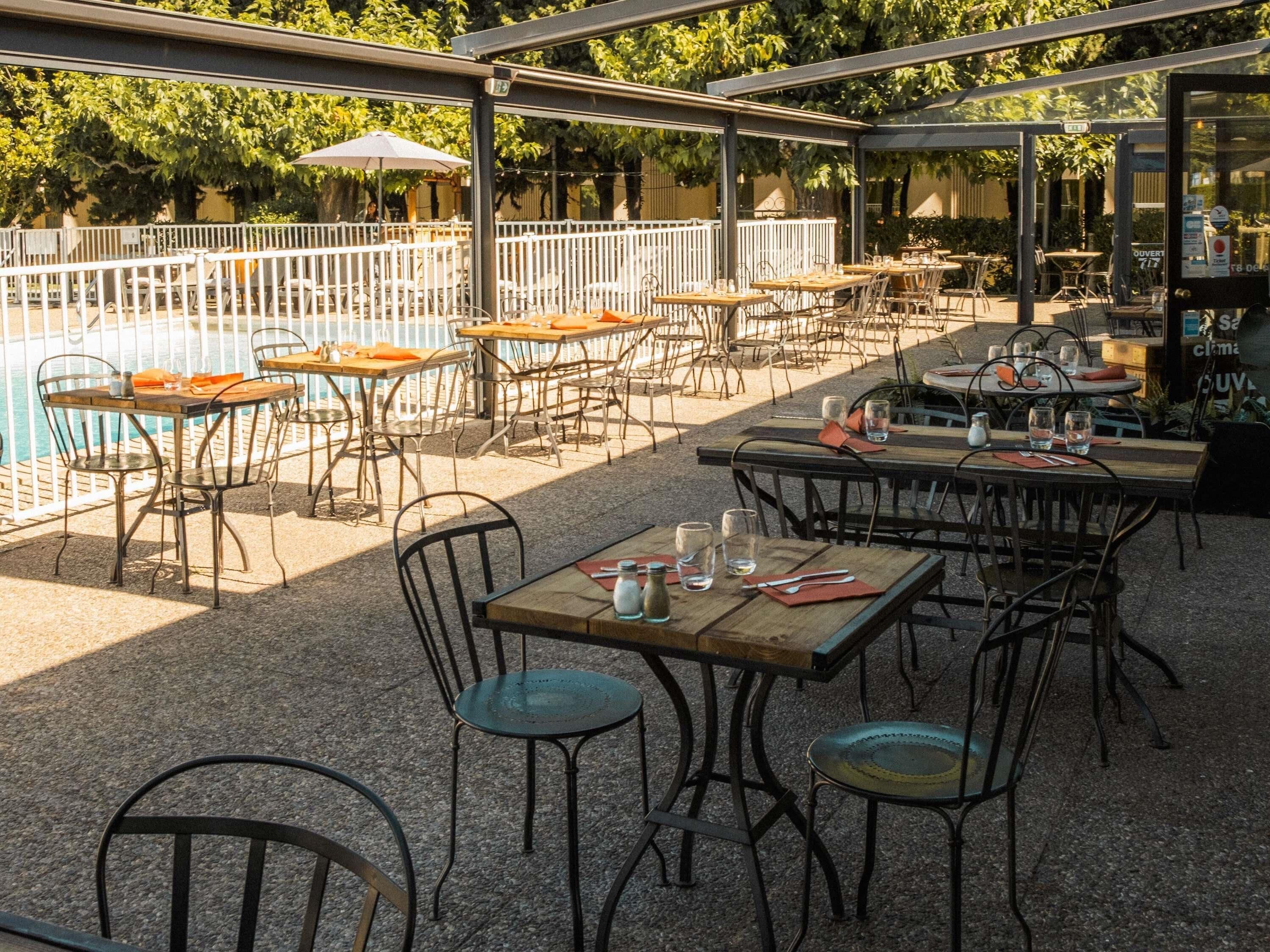 供應午餐和晚餐，法國料理，游泳池景觀