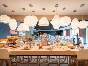 Buffet déjeuner gratuit tous les jours