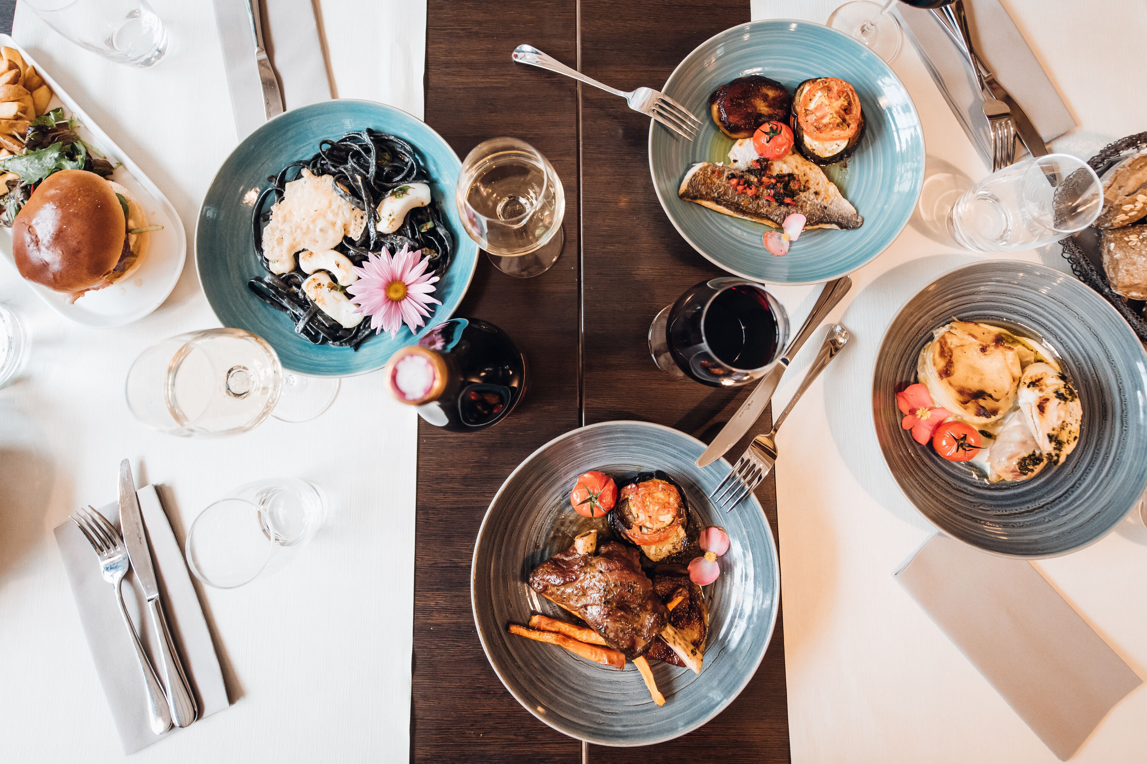 บริการอาหารกลางวัน อาหารเย็น, อาหารฝรั่งเศส, วิวสระว่ายน้ำ