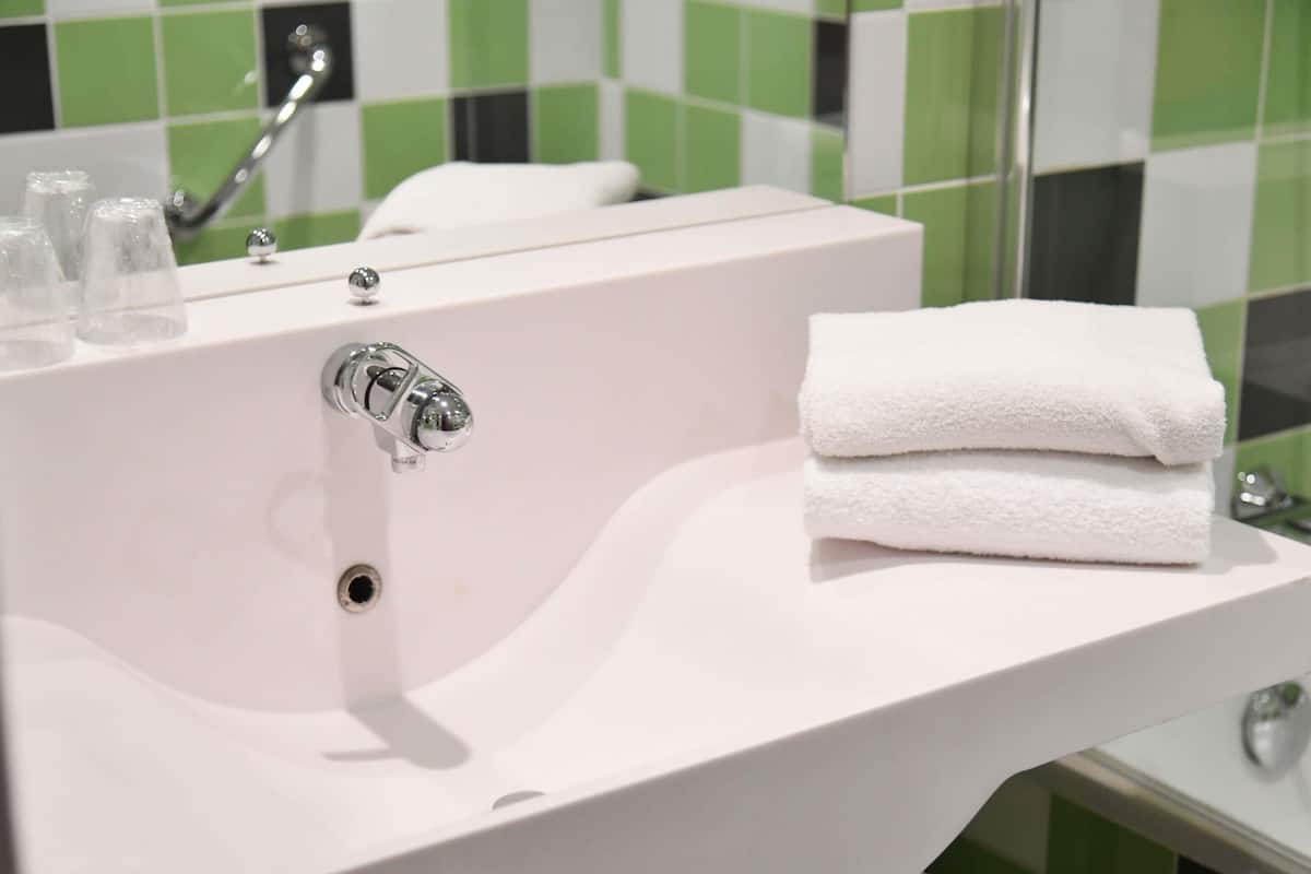 Premium-sengetøj, skrivebord, mørklægningsgardiner, lydisolering