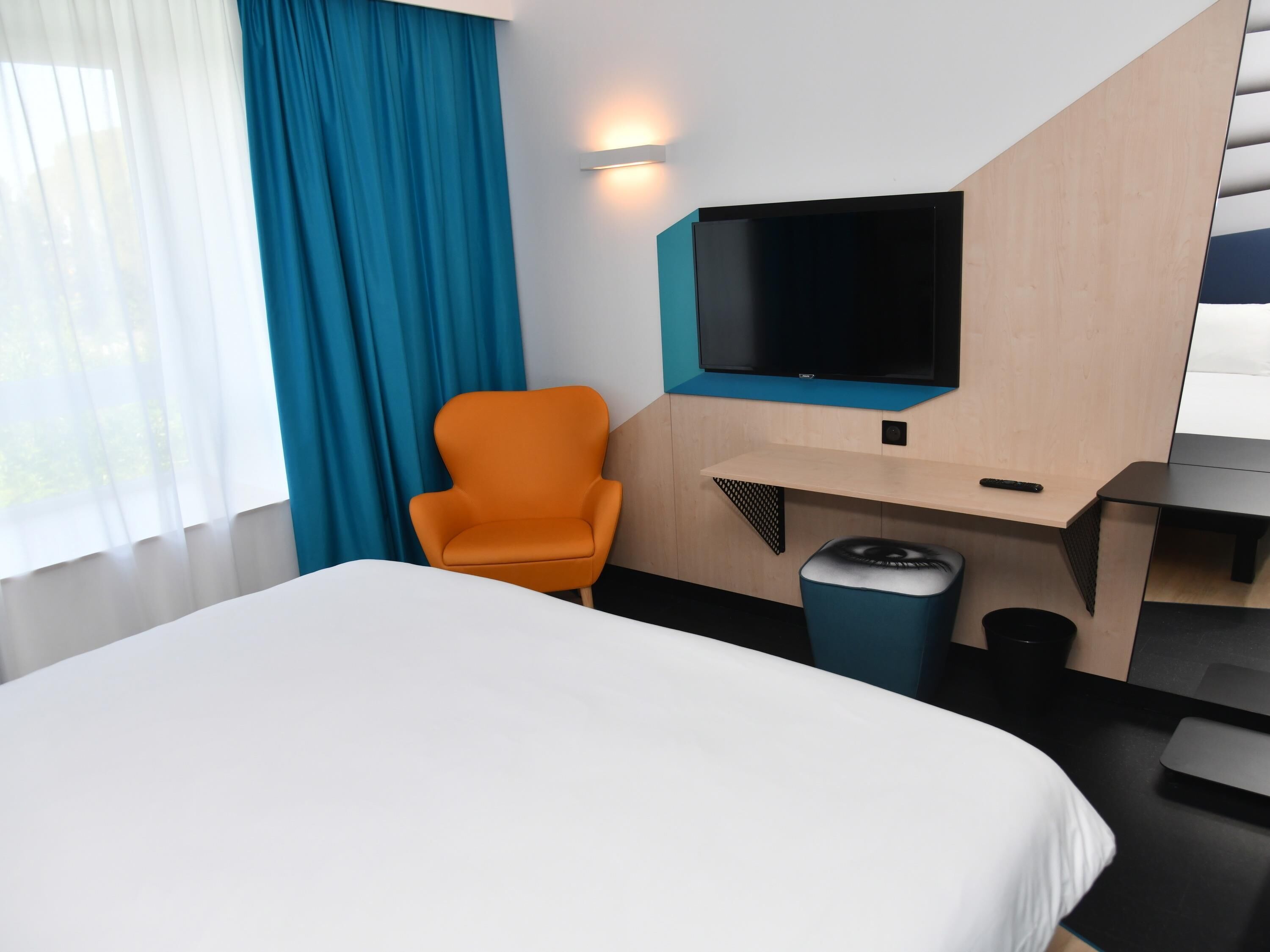 Comfort Room with 1 double bed | Premium bedding, desk, blackout drapes, soundproofing