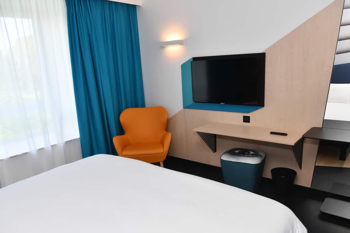 Habitación Confort | Ropa de cama de alta calidad, escritorio y cortinas blackout
