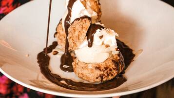 Un dessert nappé de sauce au chocolat.