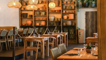 Se sirven comidas, cenas y cocina francesa con vista a la alberca