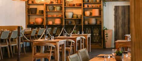 Mittagessen, Abendessen, französische Küche, Blick auf den Pool