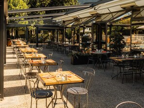 Lunch och middag serveras, med utsikt mot poolen