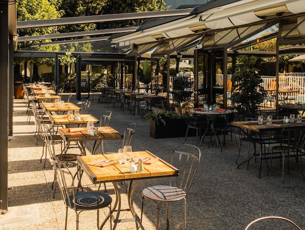 Déjeuner et dîner servis sur place, vue sur la piscine