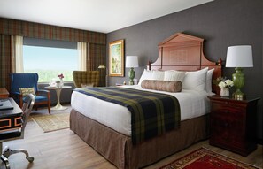 Premium bedding, down duvets, in-room safe, desk - Graduate by Hilton Ann Arbor (Ann Arbor)