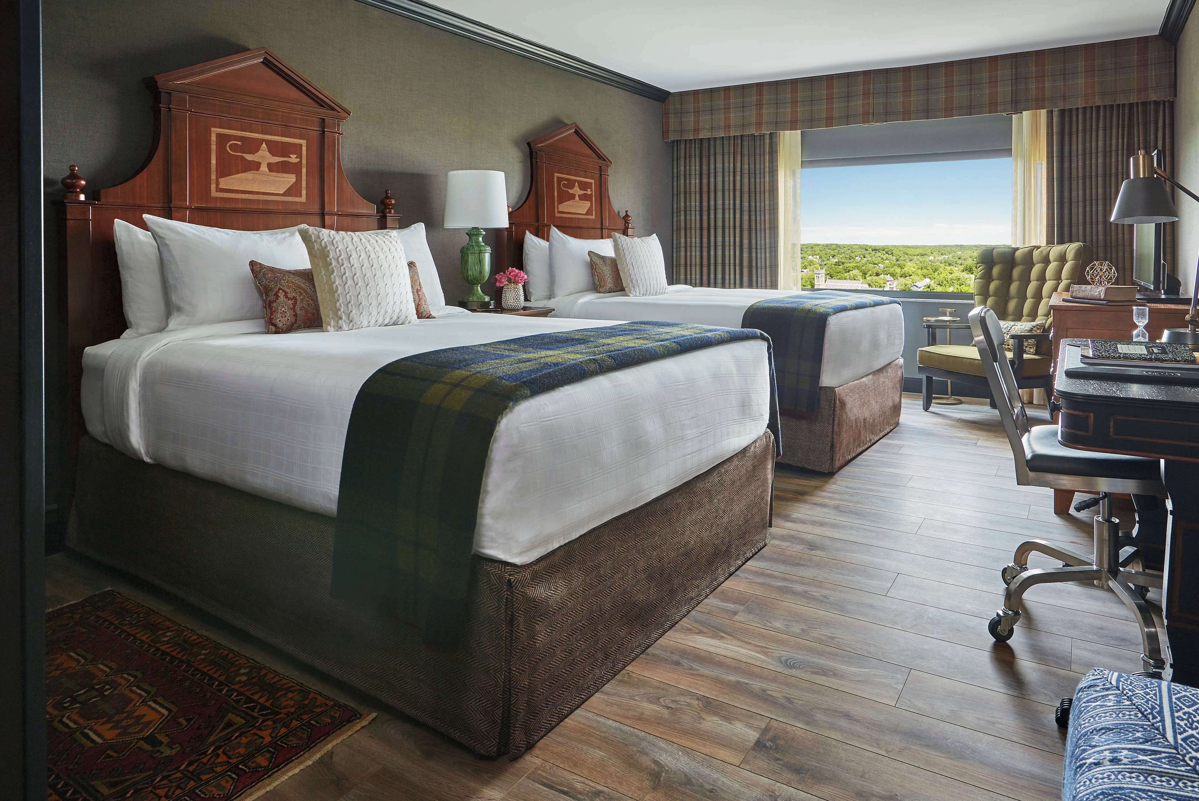 premium bedding, down duvets, in-room safe, desk