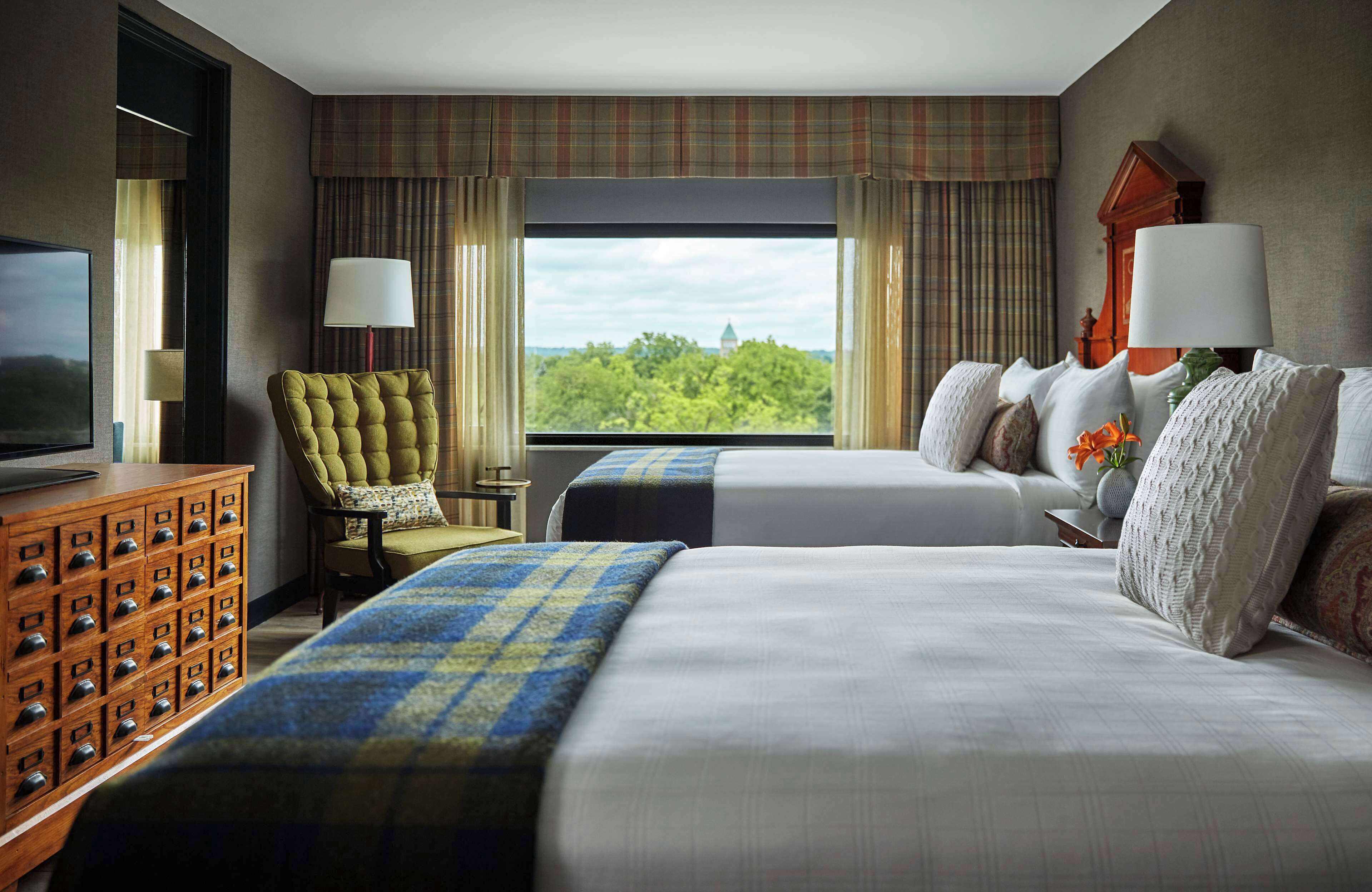 premium bedding, down duvets, in-room safe, desk