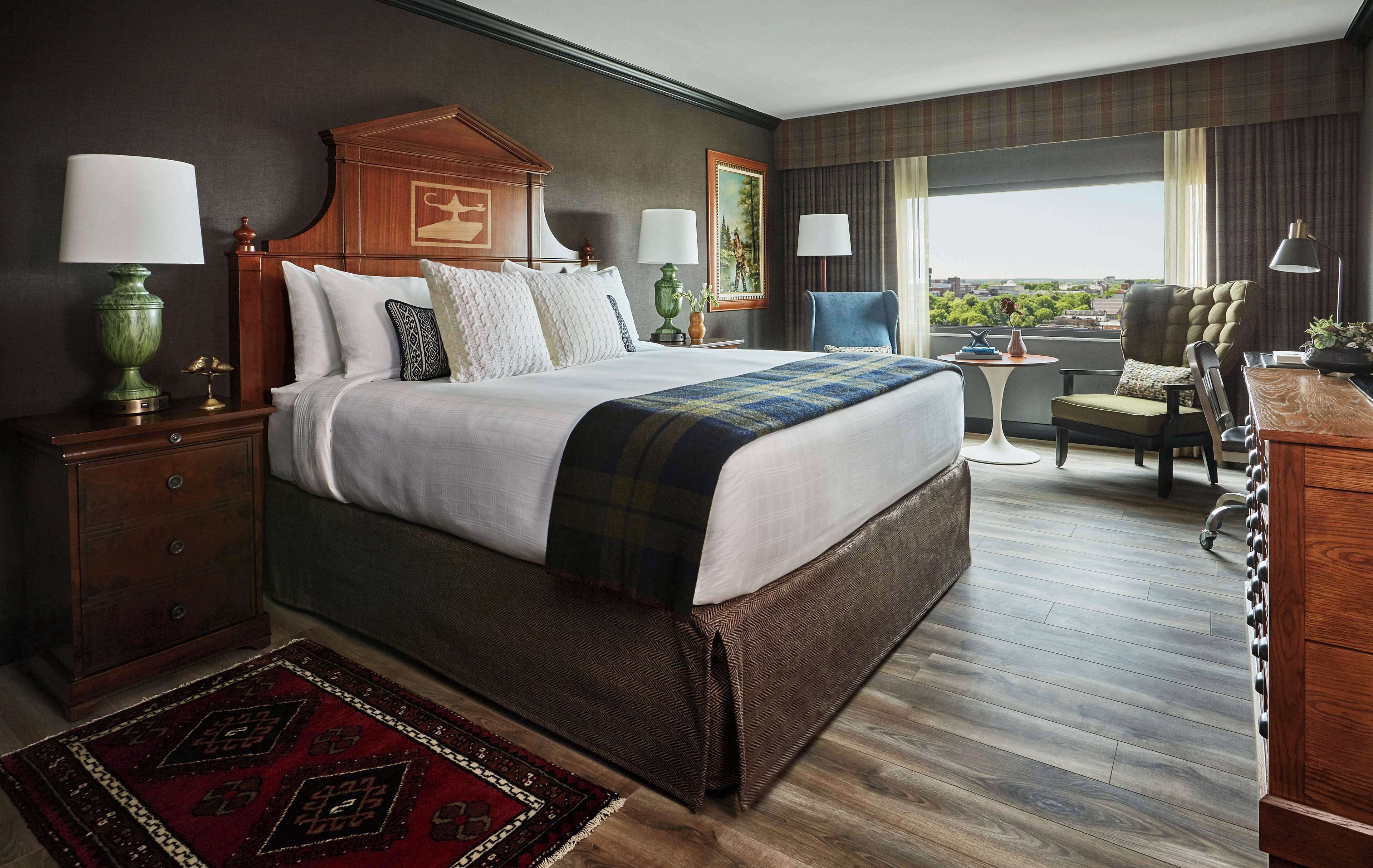 premium bedding, down duvets, in-room safe, desk