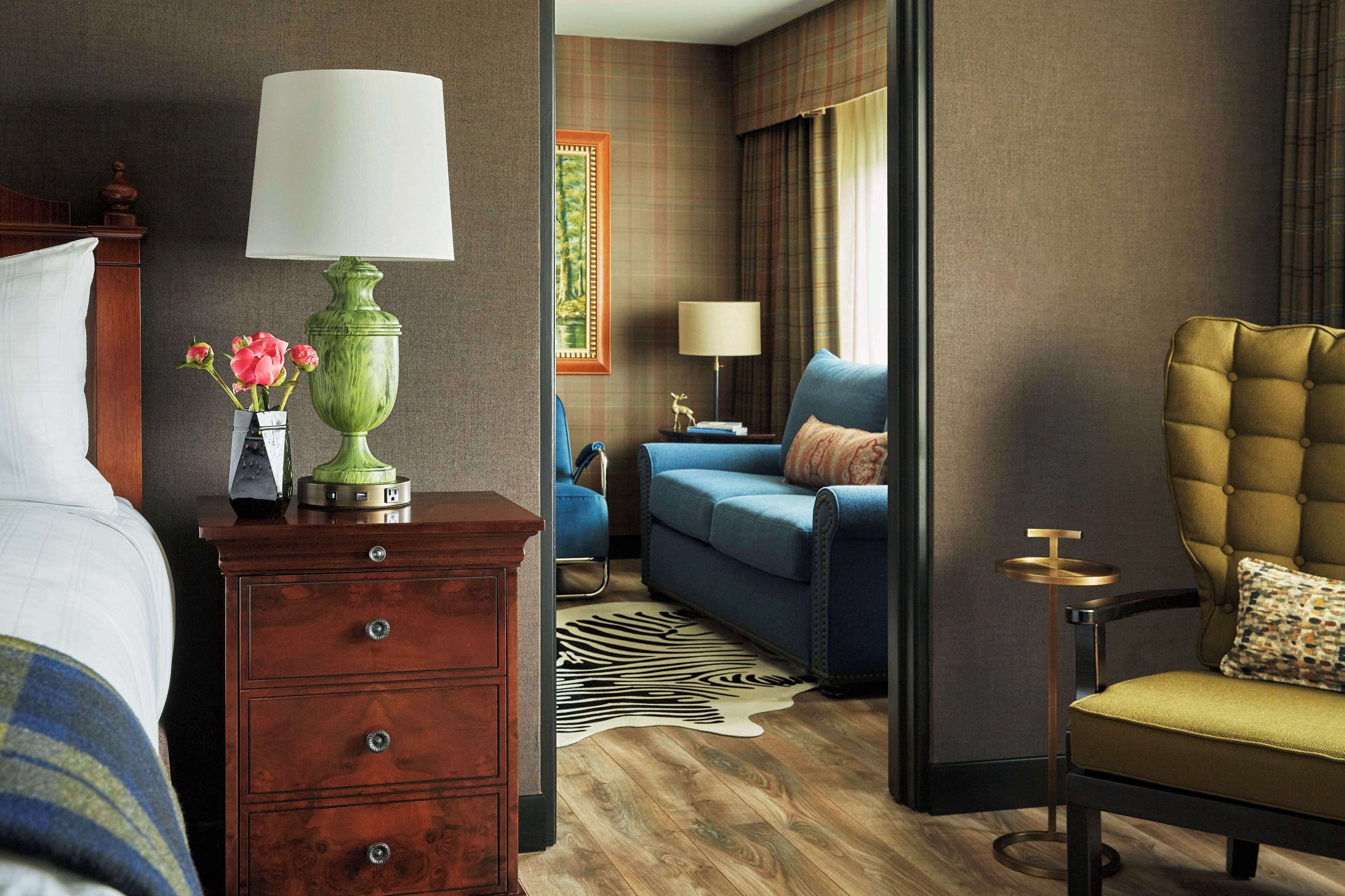 suite, 1 king bed | living area | flat-screen tv