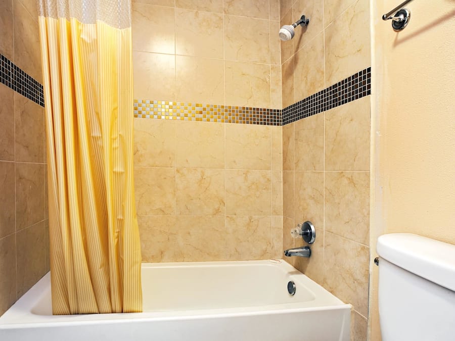 Combined shower/tub, hair dryer, towels