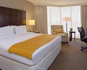 Premium bedding, in-room safe, desk, iron/ironing board - DoubleTree by Hilton Hotel Houston - Greenway Plaza (Houston)
