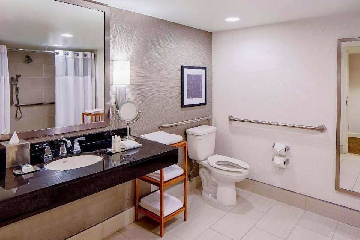 Ensemble douche/baignoire, articles de toilette de luxe, sĂšche-cheveux