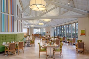 Café da manhã com buffet nos fins de semana (USD 18.00 por pessoa) 