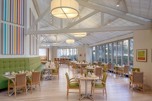 Café da manhã com buffet nos fins de semana (USD 18.00 por pessoa)