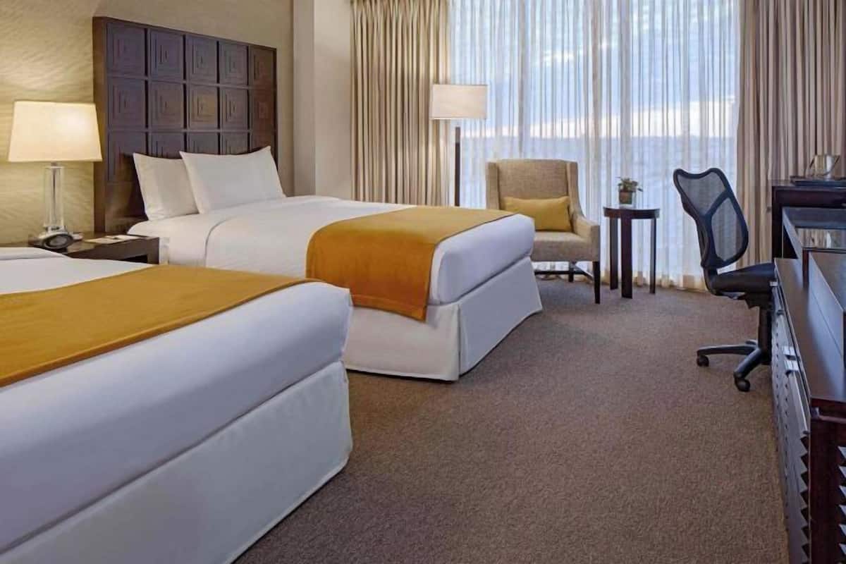 Roupas de cama premium, cofres nos quartos, escrivaninha