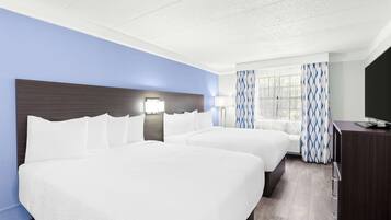 Chambre Standard, 2 grands lits, accessible aux personnes à mobilité réduite, baignoire | Literie de qualité supérieure, bureau