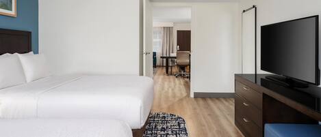 Une chambre d’hôtel équipée d’un lit, d’une télévision, d’un bureau et d’une chaise.