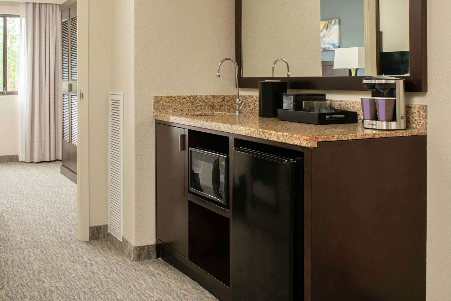 Private kitchen | Fridge, microwave, coffee/tea maker