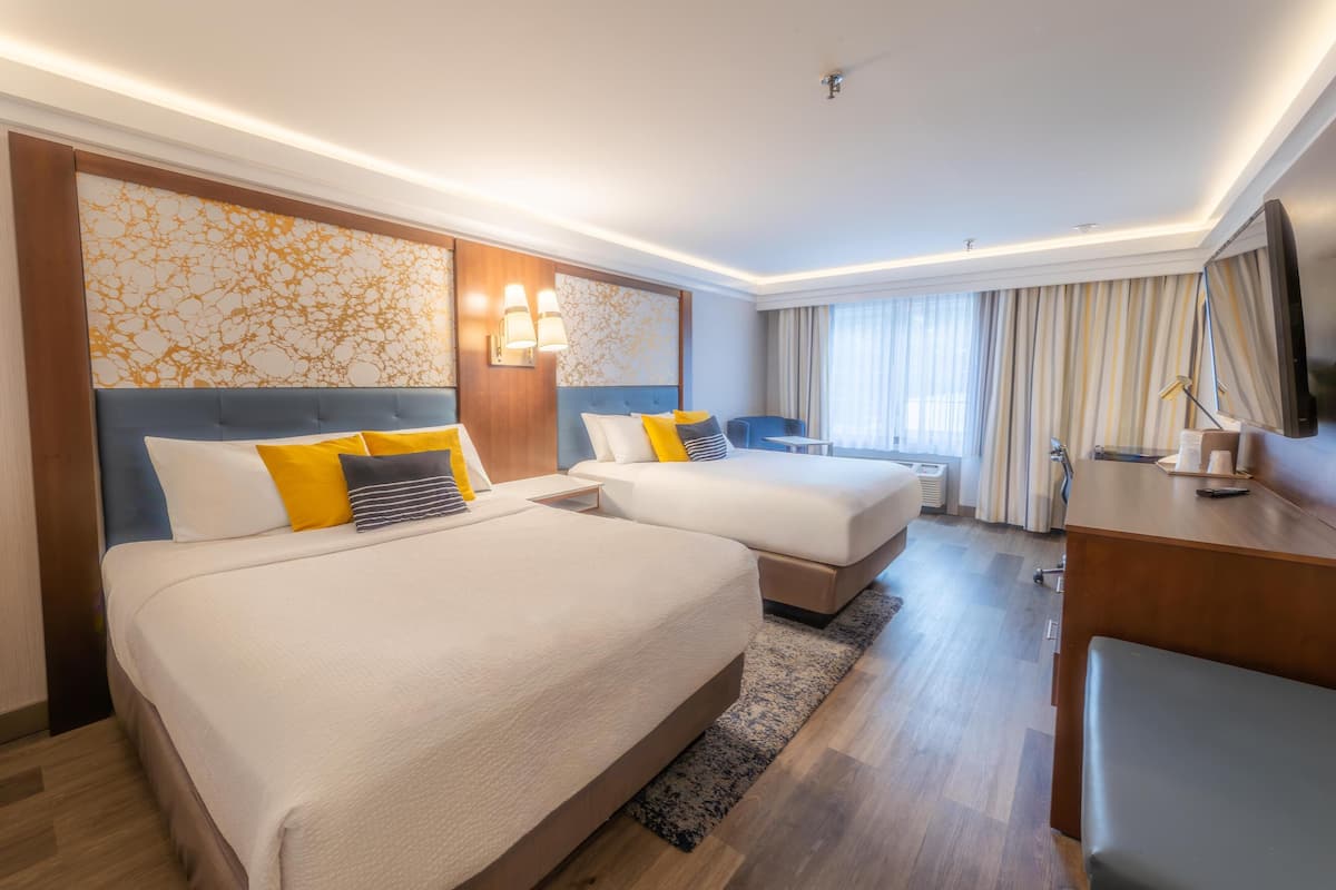 Habitación estándar, 2 camas de matrimonio, no fumadores, frigorífico y microondas | Caja fuerte, tabla de planchar con plancha, wifi gratis y ropa de cama