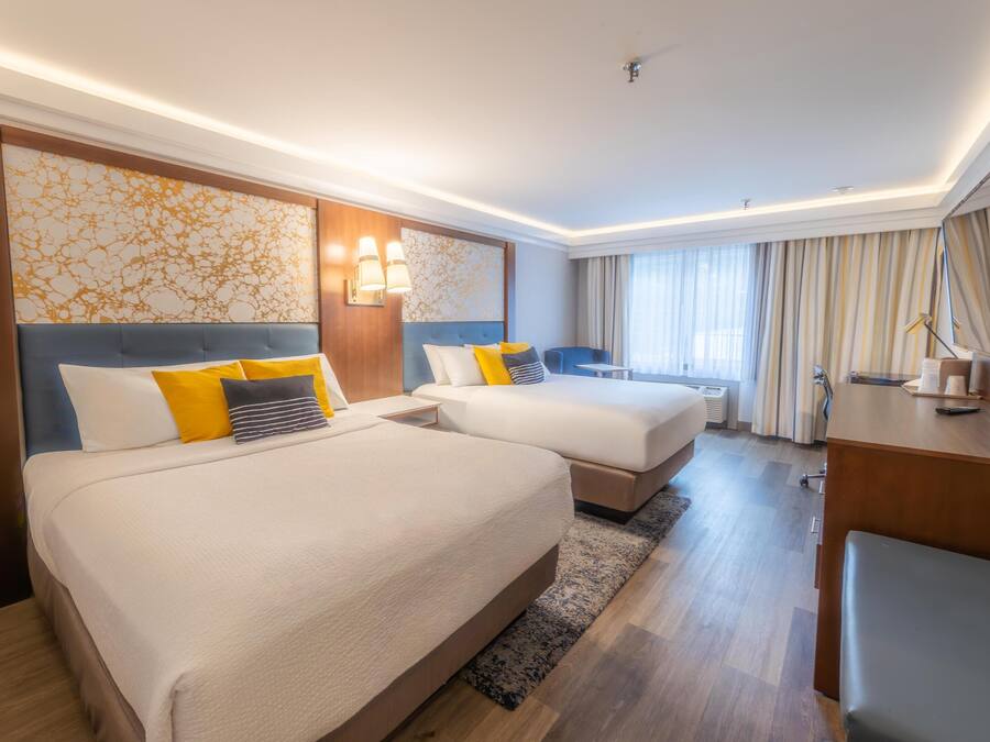 Standaard kamer, 2 queensize bedden, niet-roken, koelkast & magnetron | Een kluis op de kamer, een strijkplank/strijkijzer, gratis wifi