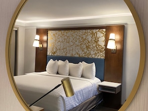 Quarto standard, 1 cama King, para não fumantes, geladeira e micro-ondas (with Sofabed) | Cofres nos quartos, ferros/tábuas de passar roupa, Wi-Fi de cortesia