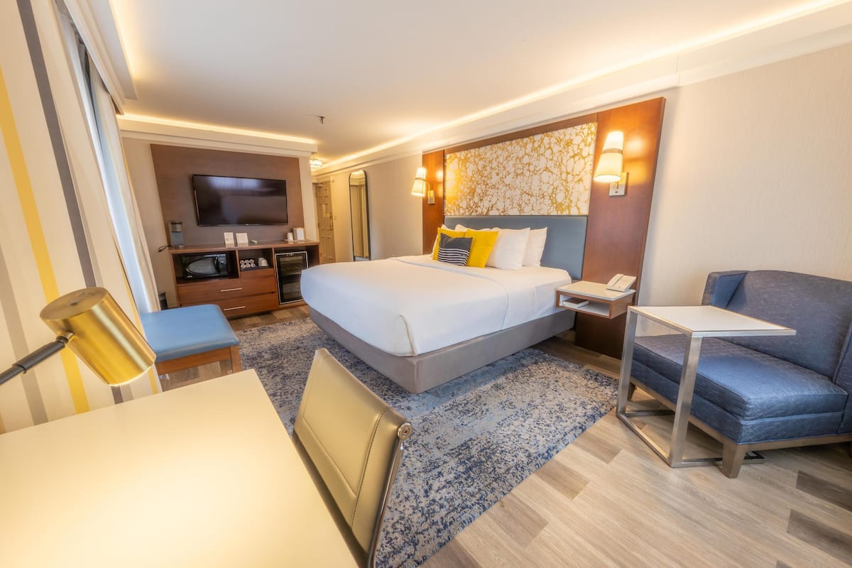 Habitación estándar, 1 cama de matrimonio grande, no fumadores, frigorífico y microondas | Caja fuerte, tabla de planchar con plancha, wifi gratis y ropa de cama