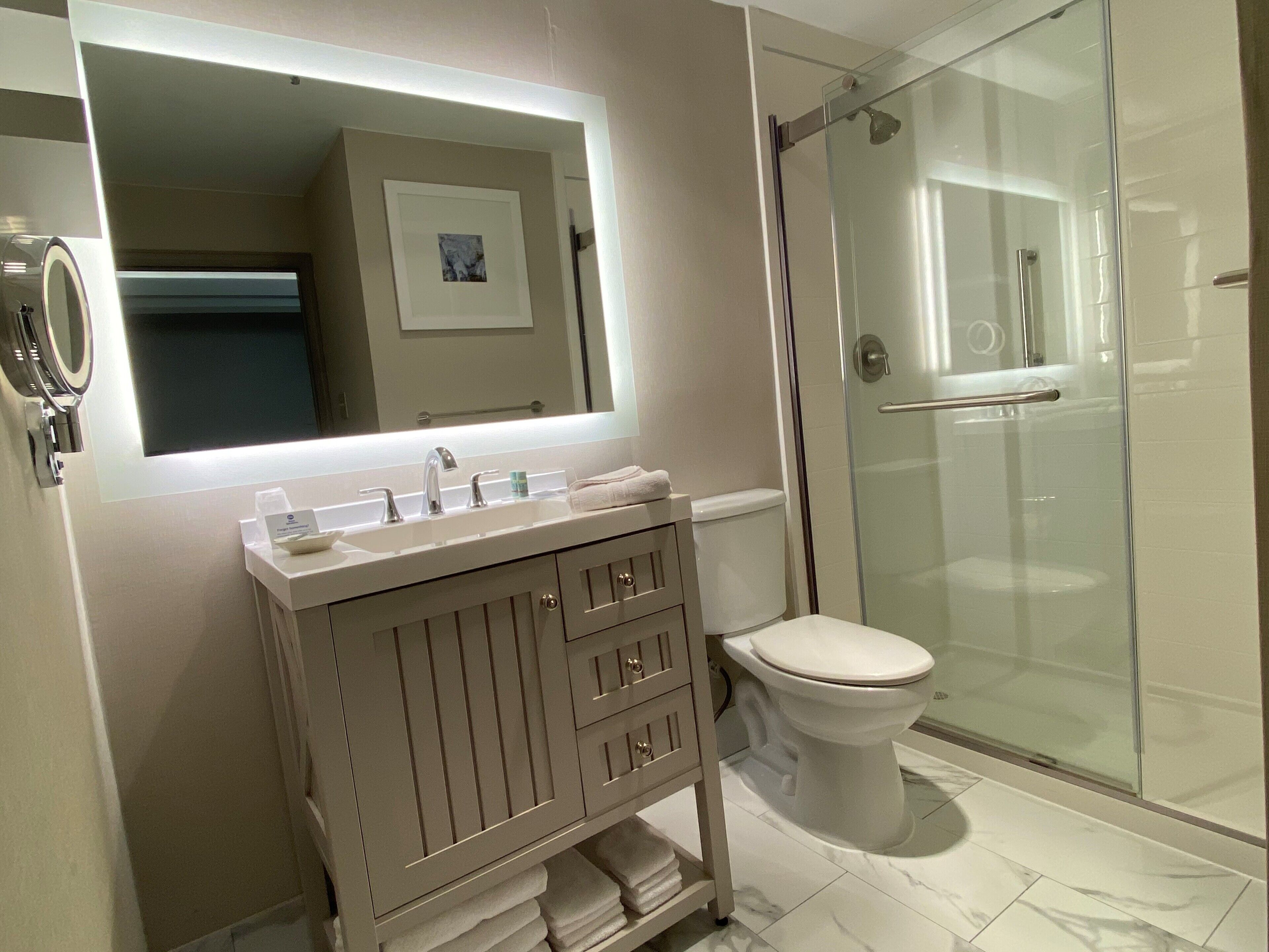 deep-soaking bathtub, hydromassage showerhead, free toiletries