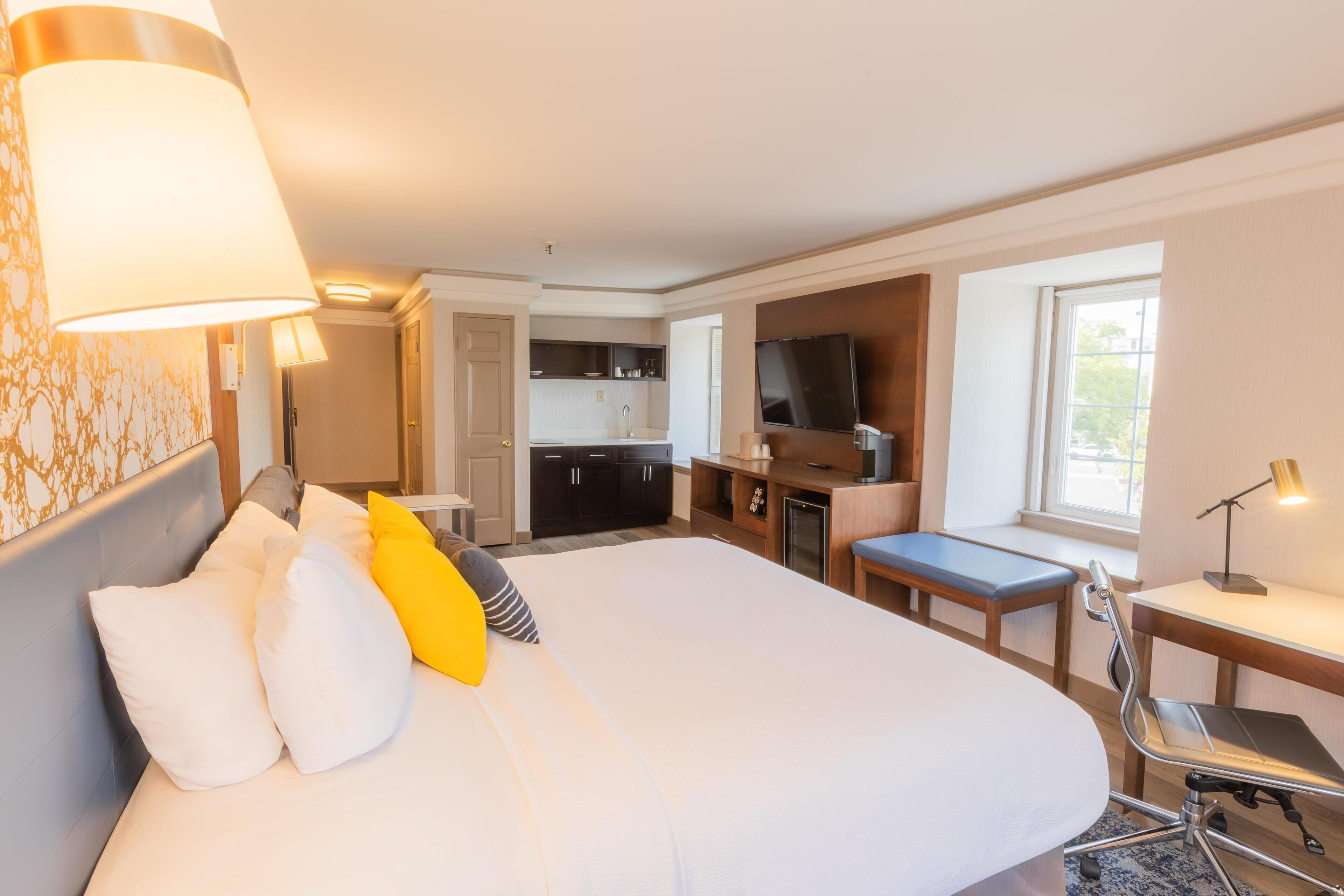 Suite, 1 très grand lit, non-fumeurs, coin cuisine (with Sofabed) | Coffres-forts dans les chambres, fer et planche à repasser