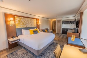 Suite, 1 cama King size, para no fumadores, cocineta (with Sofabed) | Caja de seguridad en la habitación y tabla de planchar con plancha 