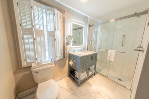 Standardværelse - 1 kingsize-seng - ikke-ryger - køleskab og mikrobølgeovn | Badeværelse | Dybe badekar, brusehoved med hydromassage, gratis toiletartikler