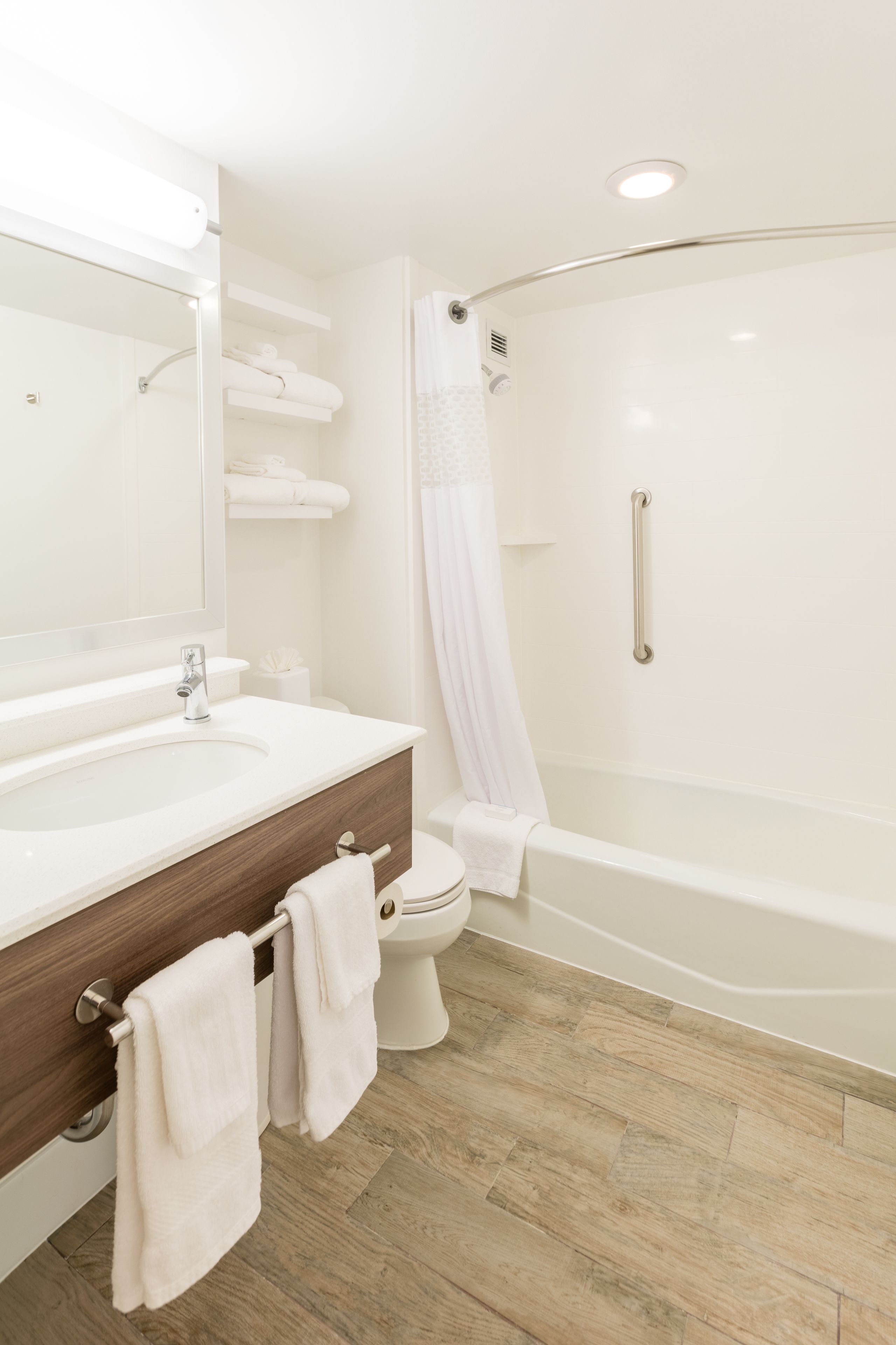 combined shower/bathtub, hydromassage showerhead, free toiletries