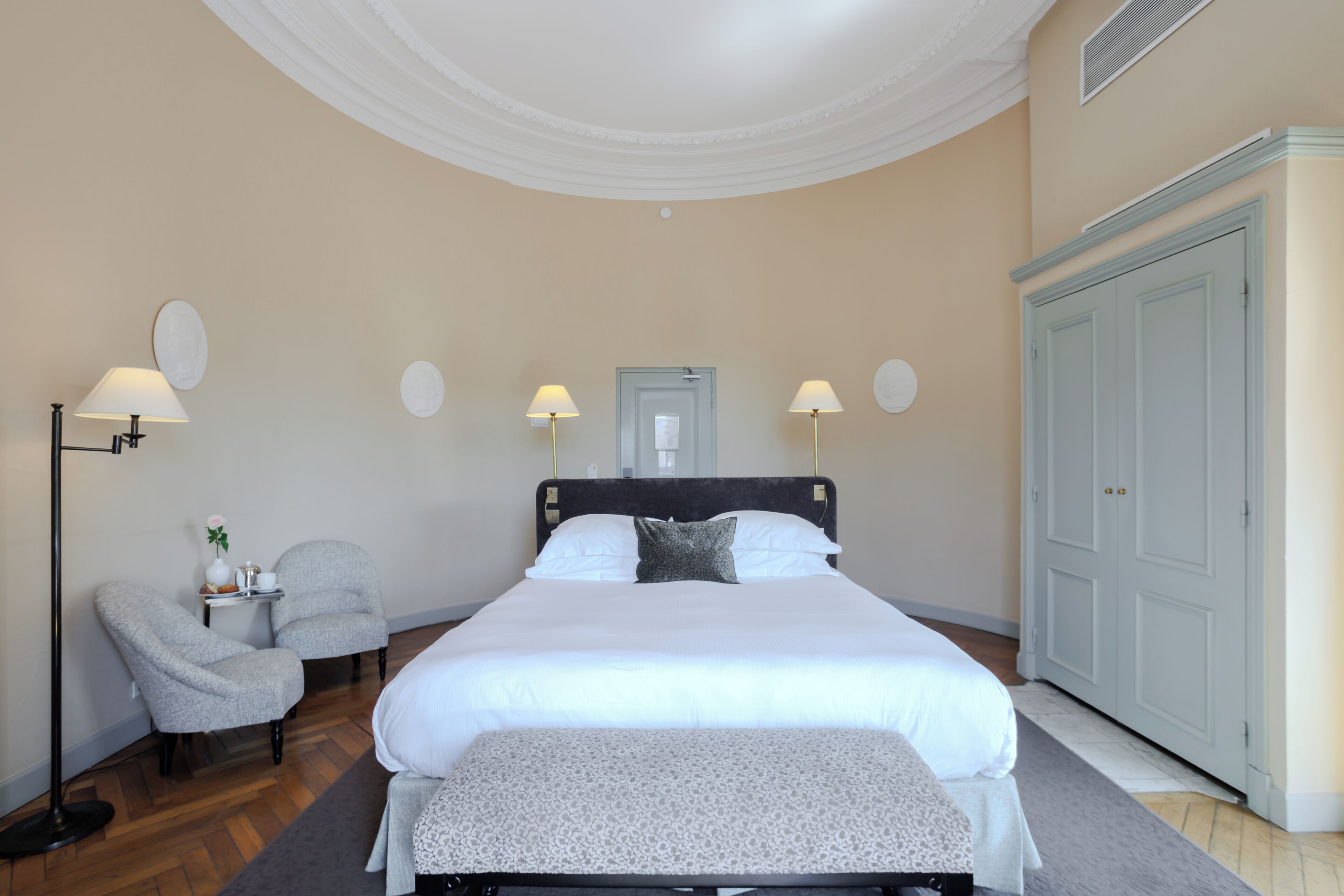 Zimmer (Rotunda) | Hochwertige Bettwaren, Minibar, Zimmersafe, individuell dekoriert